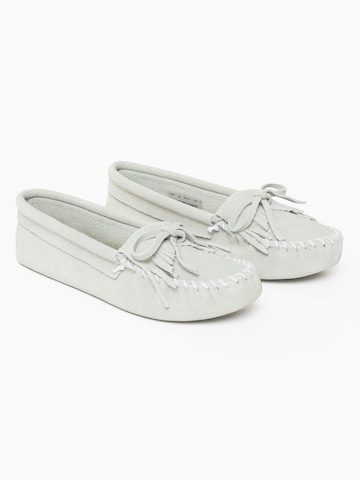 Minnetonka - Mocasines 'Kilty Softsole' en blanco