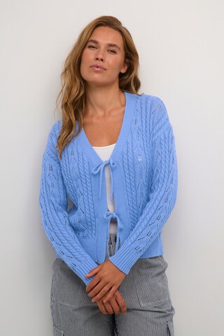 Cardigan 'Maria' Kaffe en bleu : devant