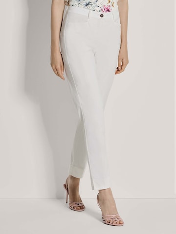 MADELEINE Slim fit Chino trousers in White: front