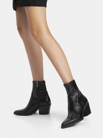 Bershka Booties in Black: front