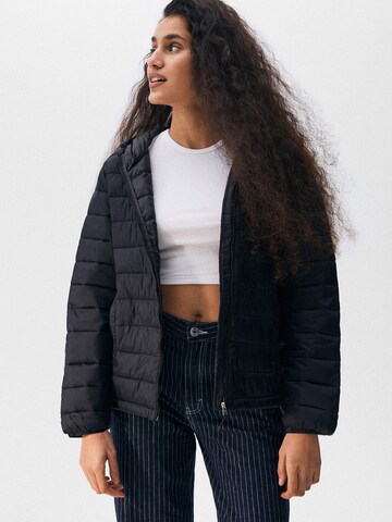 Pull&Bear Přechodná bunda – černá: přední strana