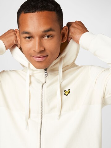 Hanorac de la Lyle & Scott pe alb