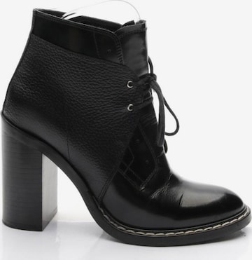 Maison Martin Margiela Dress Boots in 36 in Black: front