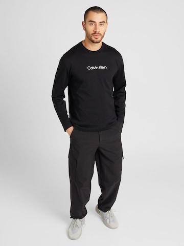 Calvin Klein T-shirt 'HERO' i svart