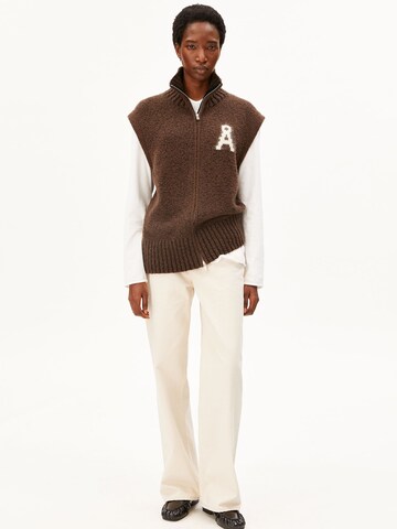 ARMEDANGELS Gebreid vest in Bruin