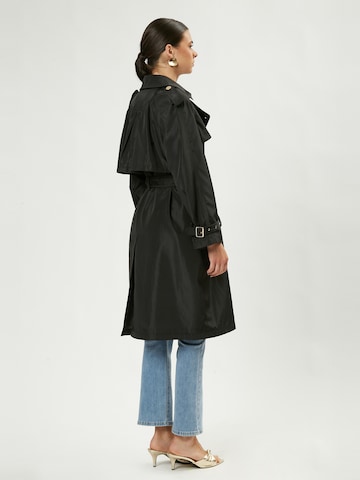 Influencer Ανοιξιάτικο και φθινοπωρινό παλτό σε μαύρο