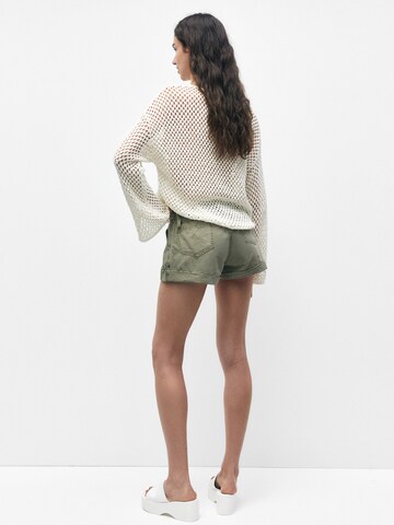 Pull&Bear Regular Shorts in Grün