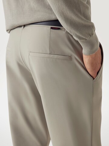GUESS Slimfit Chino 'Myron' in Bruin