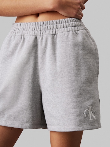 Calvin Klein Jeans Regular Shorts in Grau