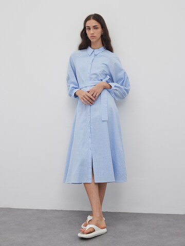 Robe-chemise 'Bella' EDITED en bleu : devant