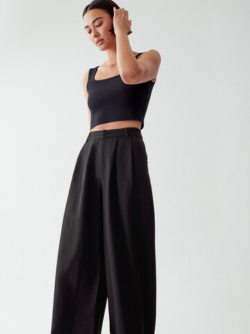 Calli Wide leg Pleat-Front Pants 'ISLA' in Black