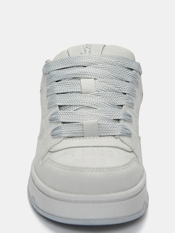 Pull&Bear Trampki niskie w kolorze szary