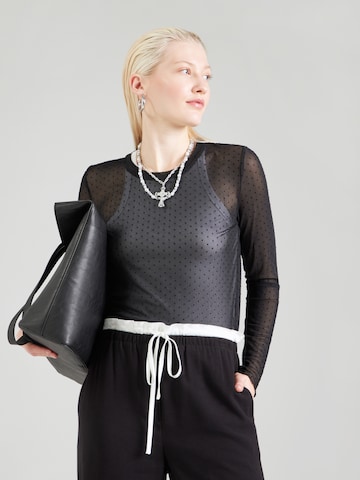 Tricou 'JINNIE' de la NÜMPH pe negru: față