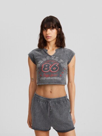 Bershka Regular Pants in Grey: front