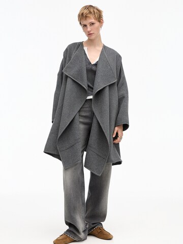 Cappotto di mezza stagione di Pull&Bear in grigio: frontale