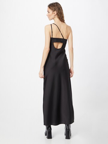 Rochie de la AllSaints pe negru