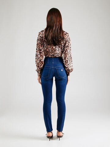 GUESS Slimfit Džíny – modrá