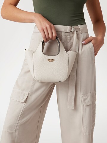 GUESS Handtasche 'Helina' in Weiß