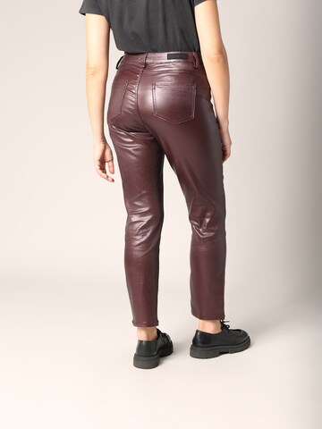Coupe slim Pantalon 'Lysie' Deeluxe en rouge