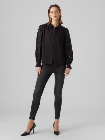 Camicia da donna 'CABENA' di VERO MODA in nero