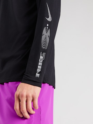 NIKE Функциональная футболка 'STRIDE ENERGY' в Черный
