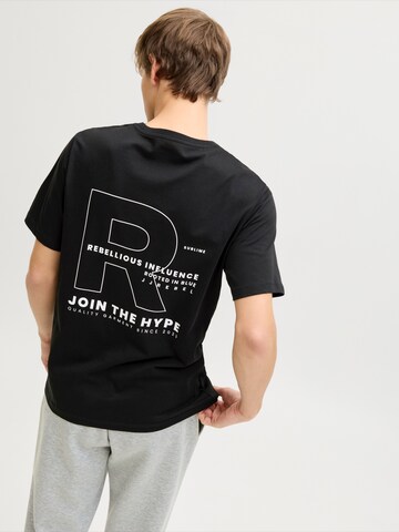 JJ Rebel Тениска 'JREBZAKI' в черно: отпред