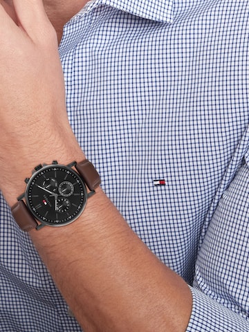 TOMMY HILFIGER Uhr 'TYSON' in Braun