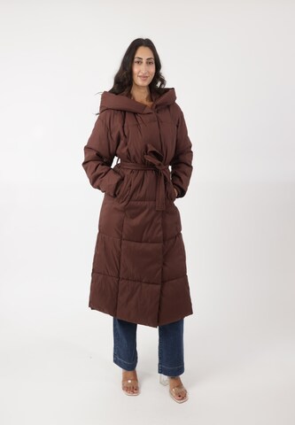 Cappotto invernale di Elara in marrone: frontale