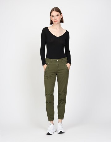 Gang Tapered Pants in Green: front
