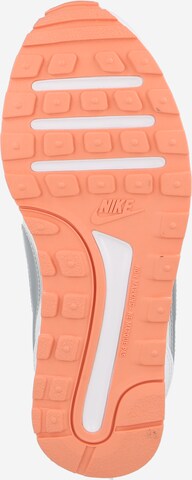 balts Nike Sportswear Brīvā laika apavi 'Valiant'