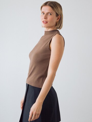 Top di Honest Basics in marrone