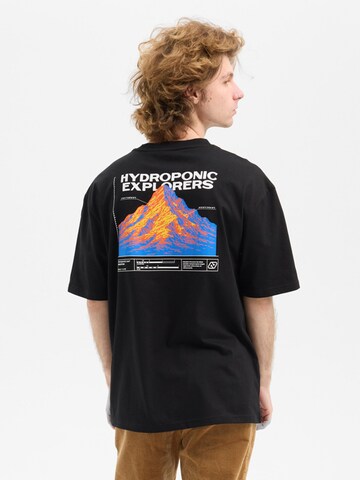 hydroponic - Camiseta 'Hydroponic Oversized Short-Sleeve Explorers Graphic T-Shirt' en negro