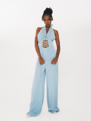 UVIA Jumpsuit 'UVIA Maxi-jumpsuit met open rug, wit, S' i blå: forside