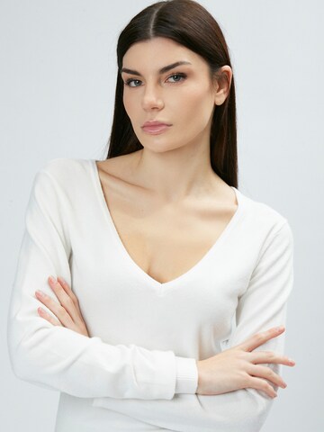Influencer Sweater in White