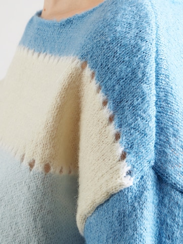 VILA Пуловер в синьо
