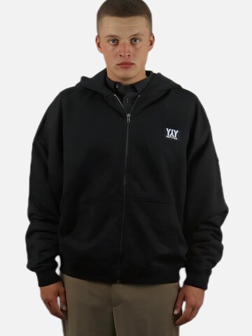 HEFTYKA Zip-Up Hoodie in Black: front
