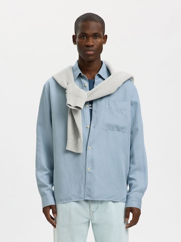 SELECTED - Camisa en azul: frente