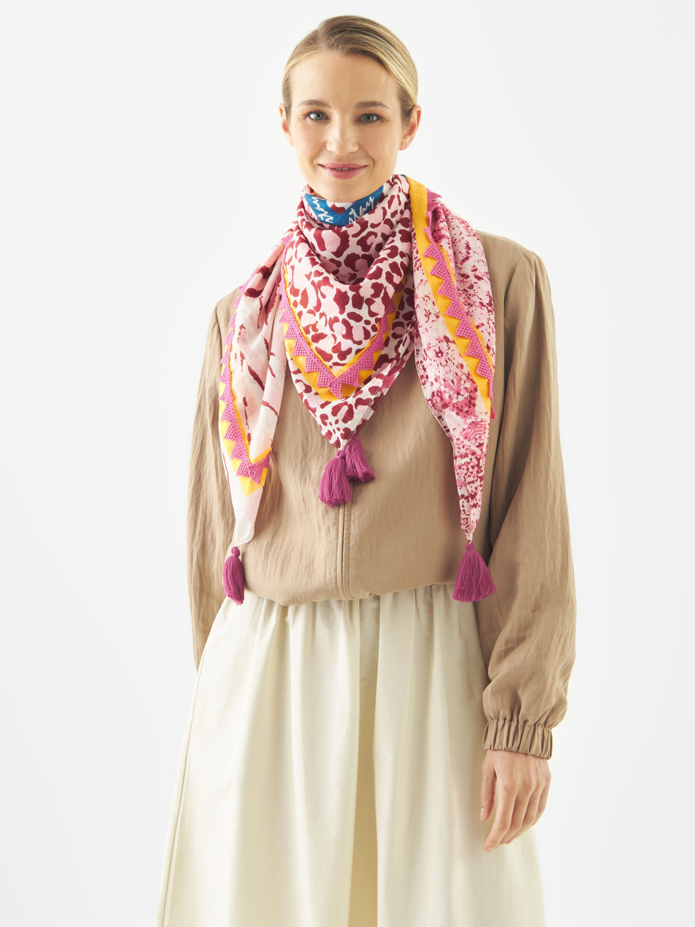 CODELLO Tuch Animal-Print und STAY WILD-Schriftzug in Pink: Vorderseite