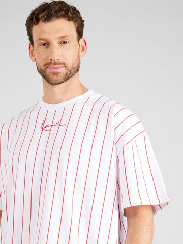 Tricou de la Karl Kani pe alb