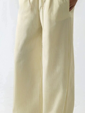 Hiccup - Perna larga Calças em amarelo