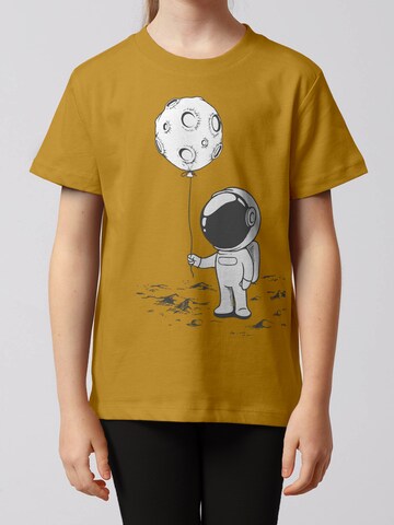 watabout.kids Shirt 'Kleiner Astronaut mit Luftballon' in Geel: voorkant