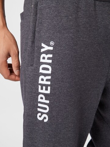 Regular Pantalon de sport Superdry en gris