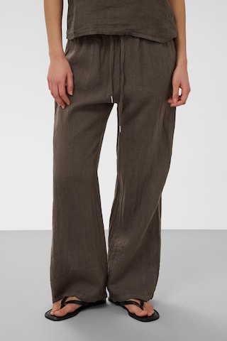 SOAKED IN LUXURY - Pantalón 'Auran' en marrón: frente