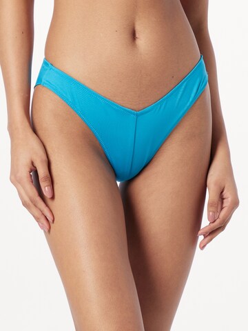 Slip costum de baie de la Calvin Klein Swimwear pe albastru: față