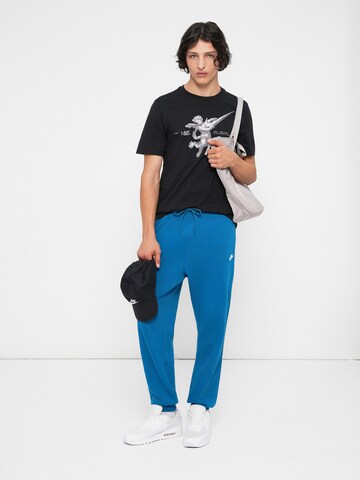 Tapered Pantaloni 'CLUB' de la Nike Sportswear pe verde