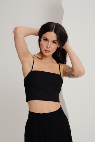 A LOT LESS Top 'Leandra' in Black: front