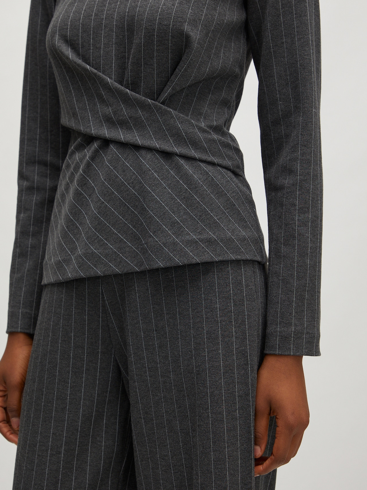 EDITED Shirt 'Vasca' Grijs