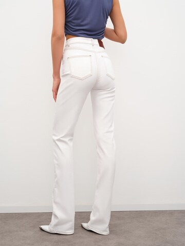 RÆRE by Lorena Rae Flared Jeans 'Ela Tall' in White