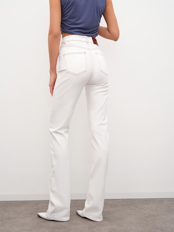 RÆRE by Lorena Rae Flared Jeans 'Ela Tall' i hvid