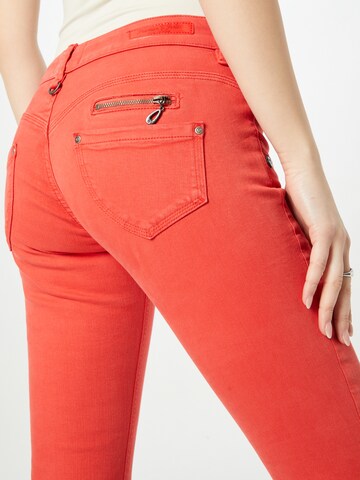 Skinny Jeans 'Alexa' de la FREEMAN T. PORTER pe roșu